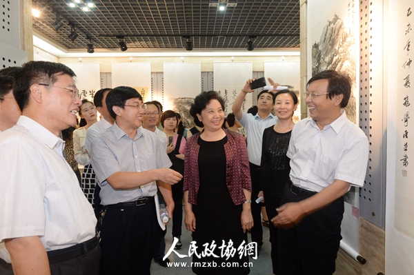 刘佳义,王华清,陈宗良,王红,寇学臣等参观展览_副本